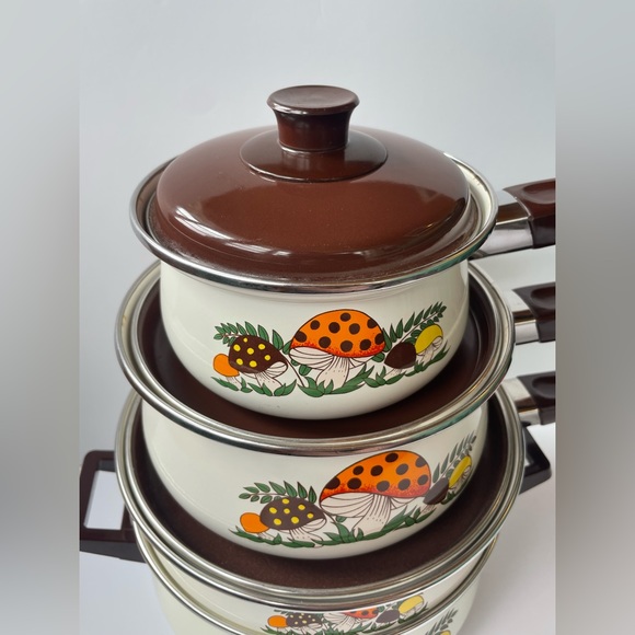 SOLD//Vintage 1970s Sears “Merry Mushroom” Pots and Pans, Set of 4 - Picture 4 of 10